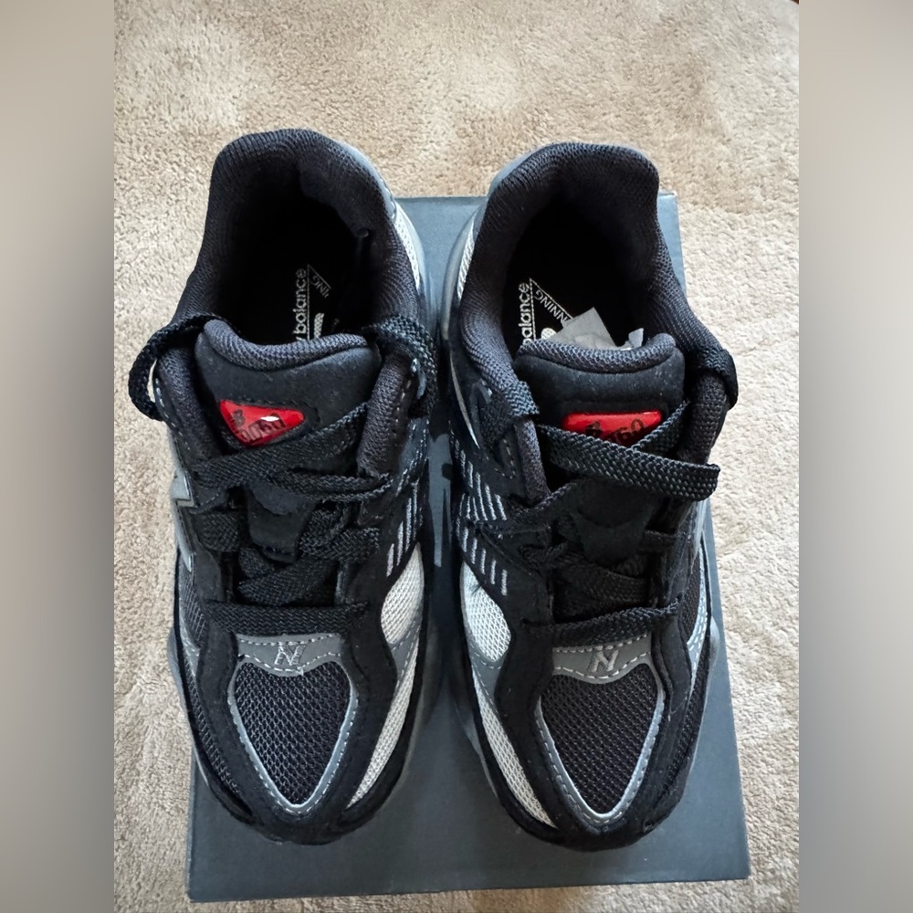 US kids New Balance 9060 *BRANDNEW*
